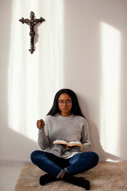 屋内で聖書を読んでいる女性