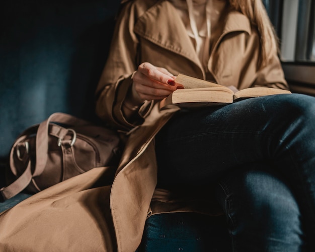 電車の中で本を読んでいる女性