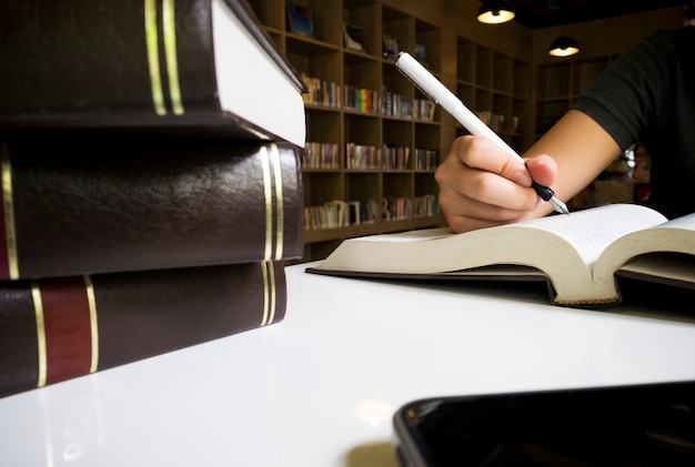 Foto gratuita libro di lettura della donna nella biblioteca.