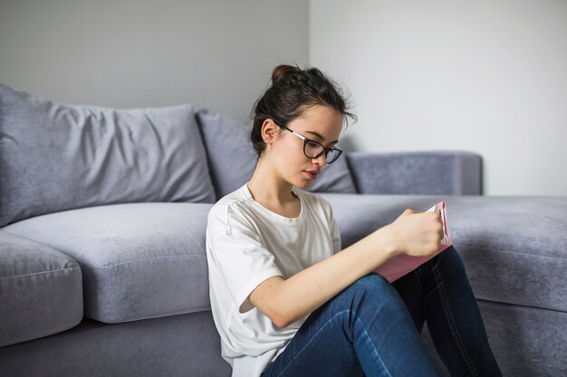 女性、読書、ソファーの近く