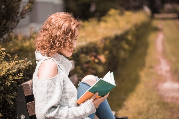 公園で読書する女性