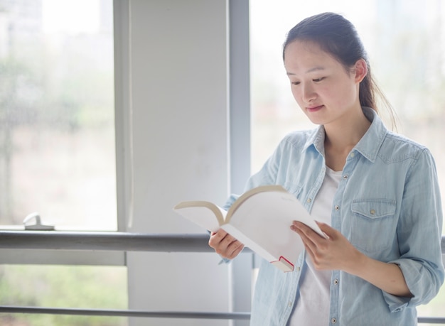 Donna che legge un libro