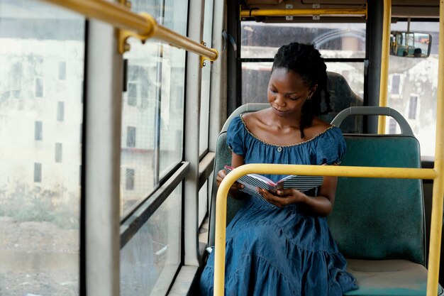 Женщина читает в автобусе средний план