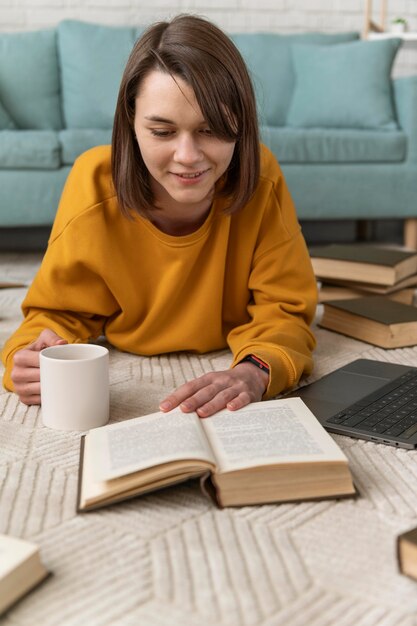 床のフルショットで読む女性