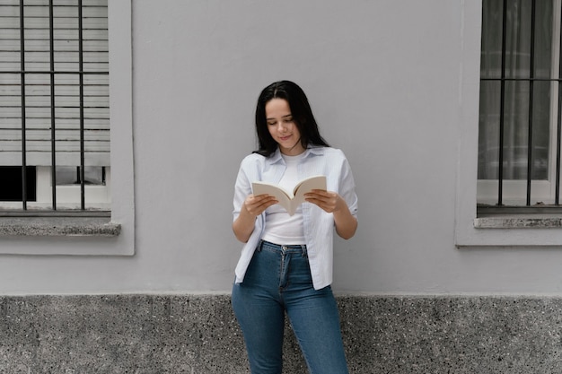 Donna che legge un libro interessante