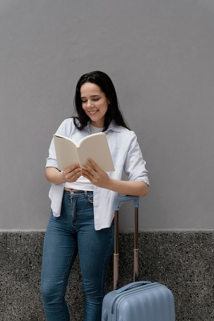 Free photo woman reading an interesting book