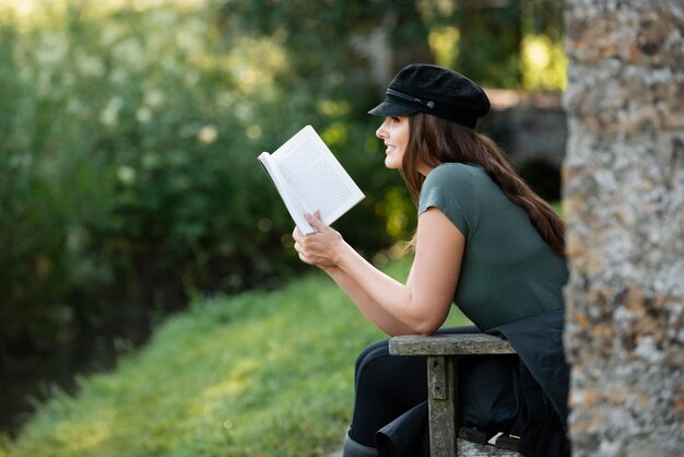 Женщина читает во время путешествия в одиночестве
