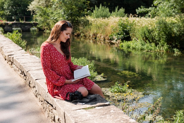 Foto gratuita donna che legge mentre viaggia da sola