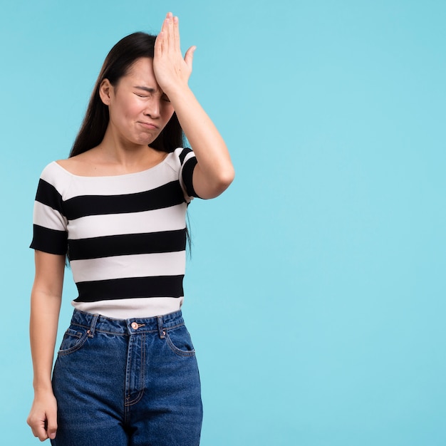 Foto gratuita donna che si rende conto di aver fatto qualcosa di sbagliato