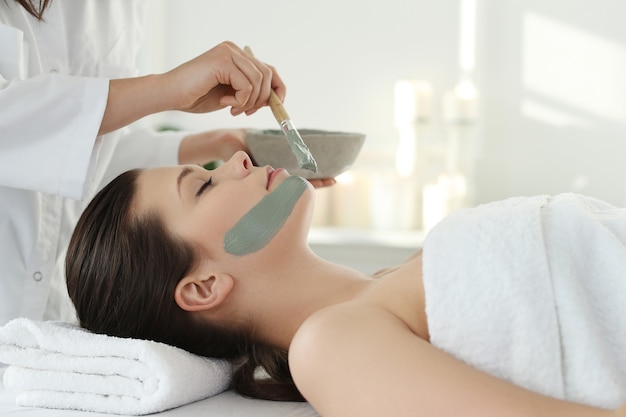 Free photo woman receiving a beauty treatment for skin care