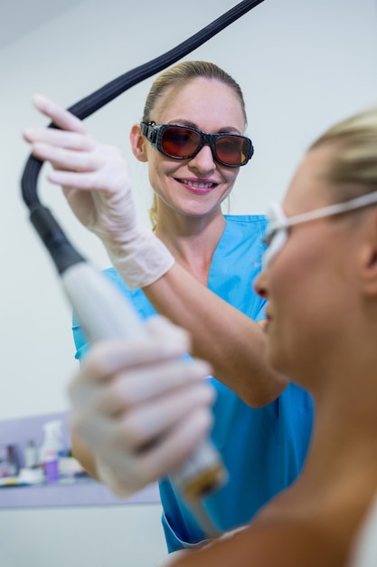 Free photo woman receiving laser epilation treatment on her shoulder