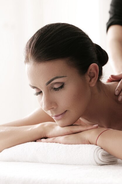 Женщина получает расслабляющий массаж в спа