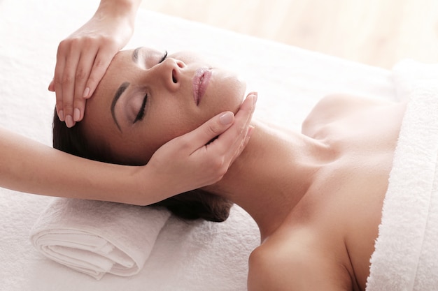 Женщина получает расслабляющий массаж в спа