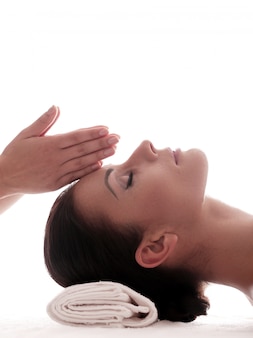 Donna che riceve un massaggio rilassante presso la spa