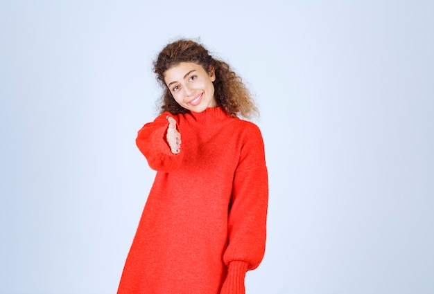 Free photo woman in red shirt noticing someone ahead and sending positive energy.