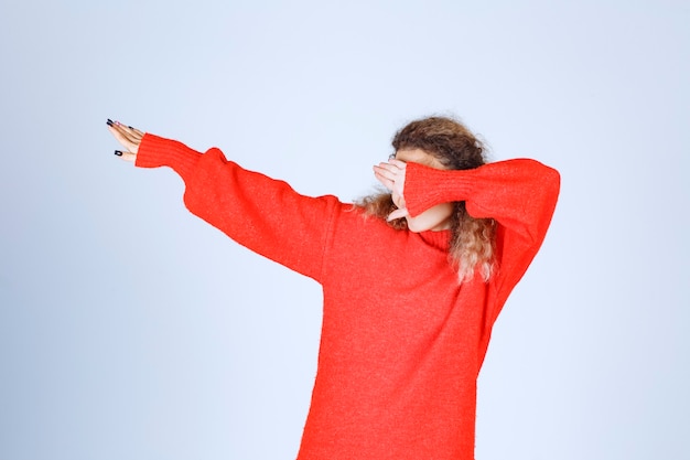 Foto gratuita donna in una camicia rossa che si ferma e impedisce qualcosa.