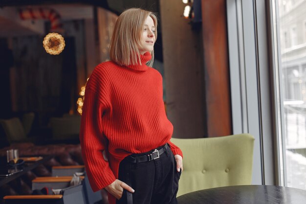 Женщина в красном свитере. Дама в ресторане.