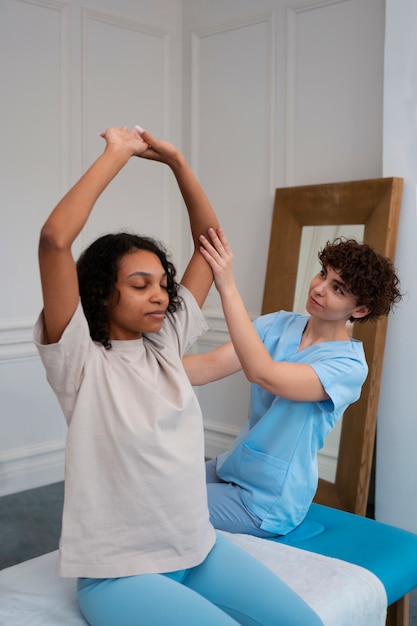 Foto gratuita donna in un centro di riabilitazione che riceve cure