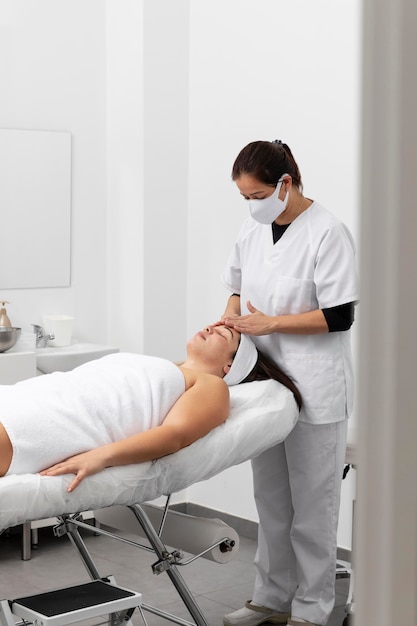 Free photo woman relaxing at a beauty salon