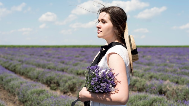 Foto gratuita donna che si distende e che gode della natura