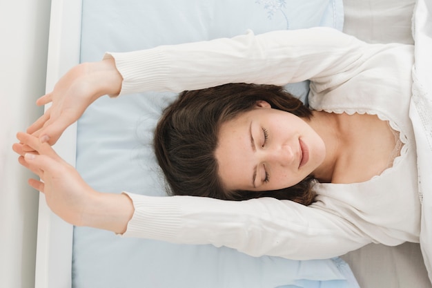 Free photo woman relaxing in her bed