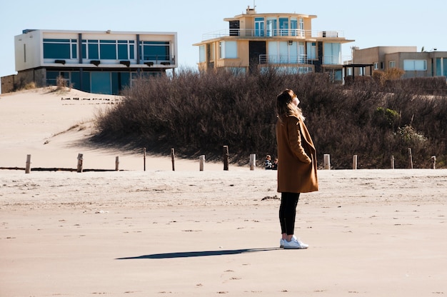 Foto gratuita donna che si distende sulla riva del mare
