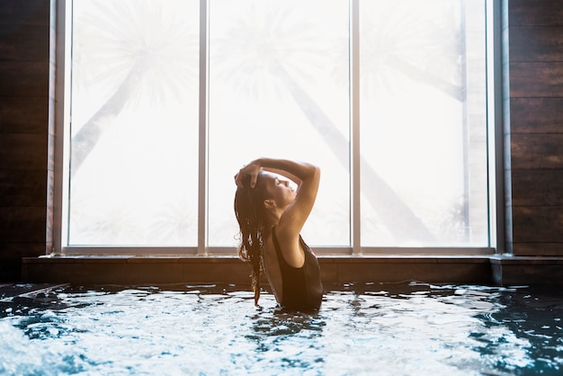 Free photo woman relaxing in spa