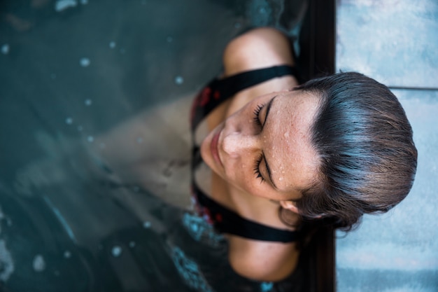 Free photo woman relaxing in spa