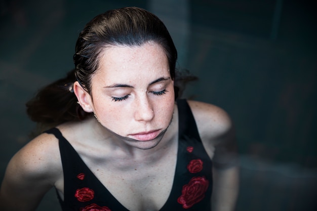 Free photo woman relaxing in spa