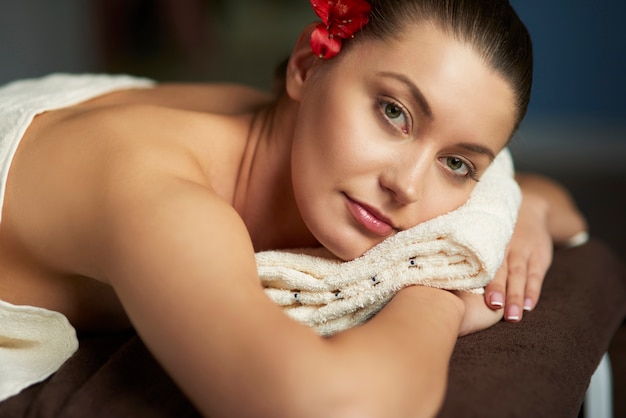 Free photo woman relaxing in the spa