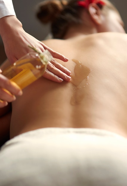 Free photo woman relaxing in the spa