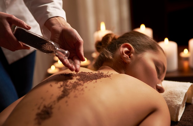 Free photo woman relaxing in the spa