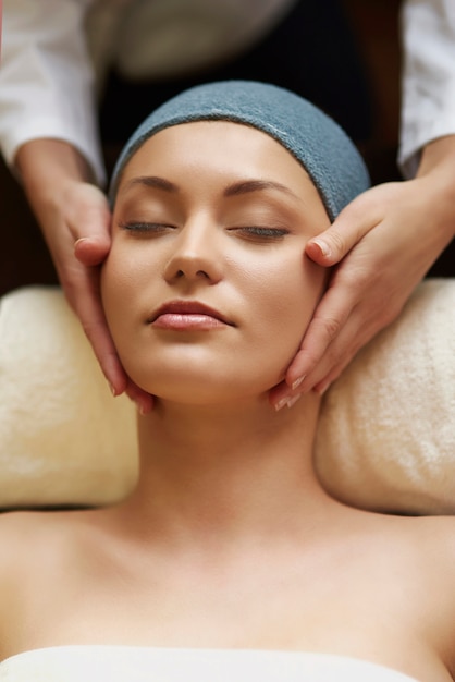 Free photo woman relaxing in the spa