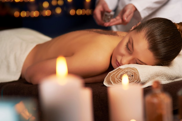 Free photo woman relaxing in the spa