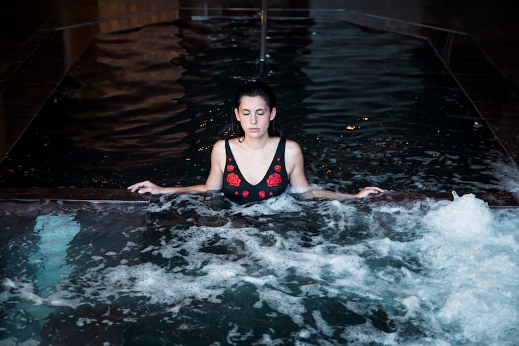 Free Photo woman relaxing in whirlpool