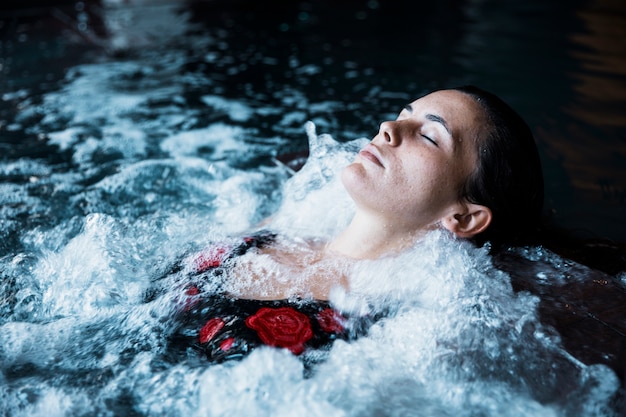 Foto gratuita donna che si rilassa nell'idromassaggio