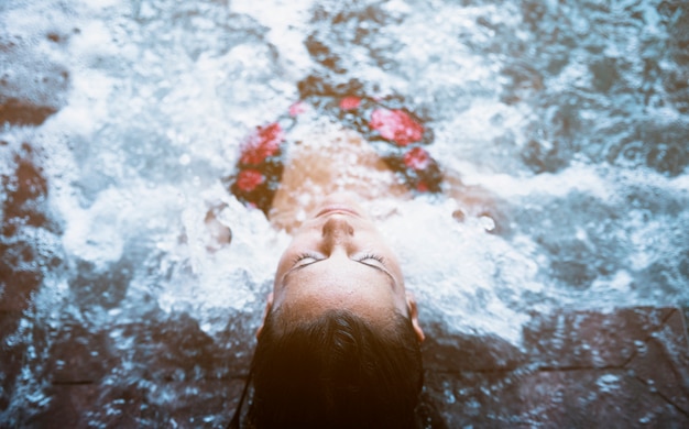 Free photo woman relaxing in whirlpool