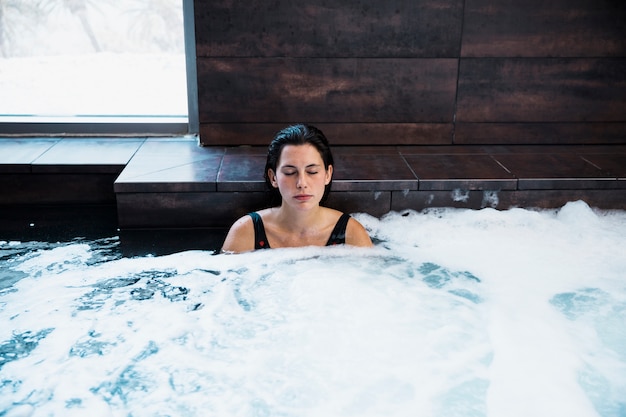 Free photo woman relaxing in whirlpool