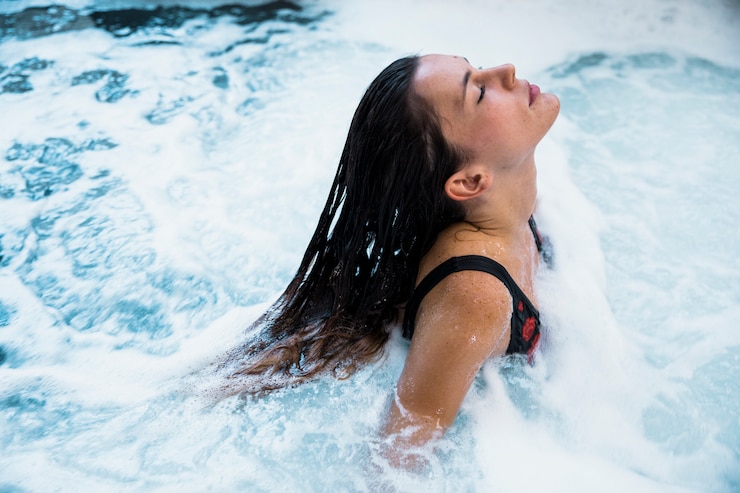 Free Photo woman relaxing in whirlpool