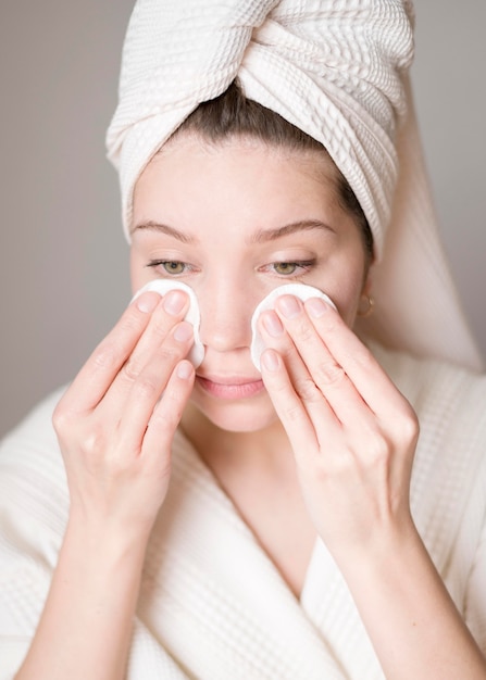 Foto gratuita donna che rimuove il trucco