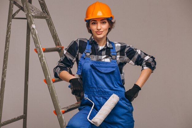 Женщина-ремонтник с лестницей в униформе