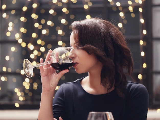 ワイングラスを飲むレストランの女性