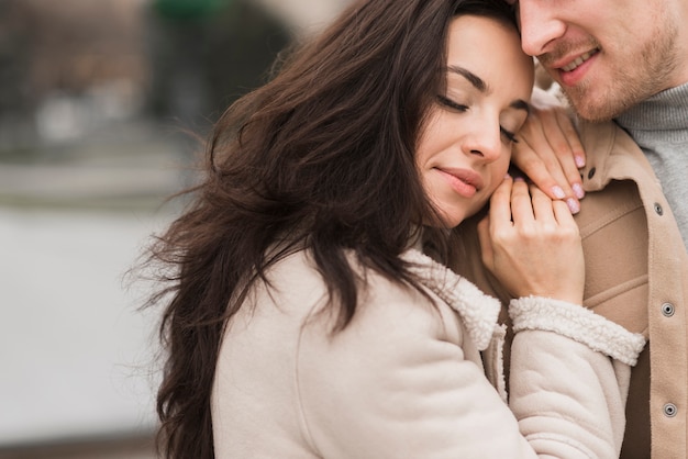 Donna che riposa la testa sull'uomo