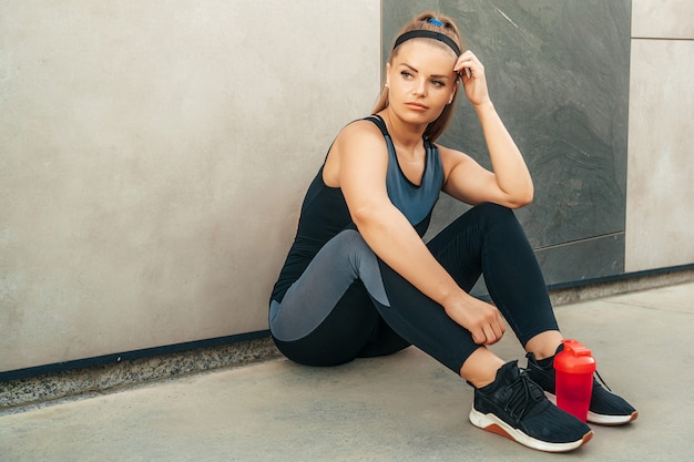 Foto gratuita donna che riposa in abiti sportivi