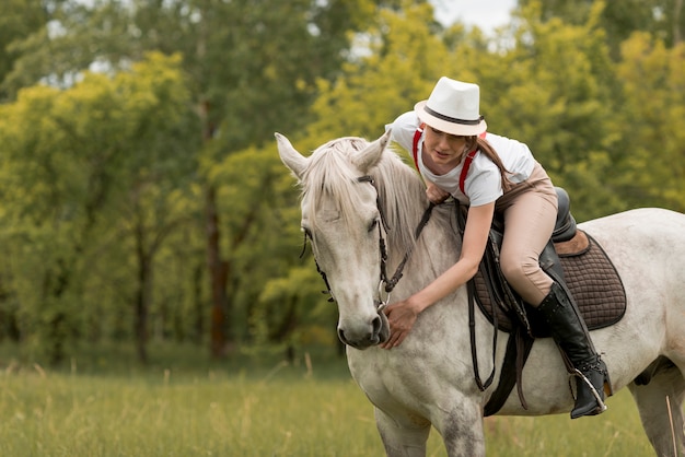 Donna liberare un cavallo in campagna