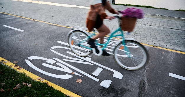Женщина на велосипеде по велосипедной дорожке в центре города