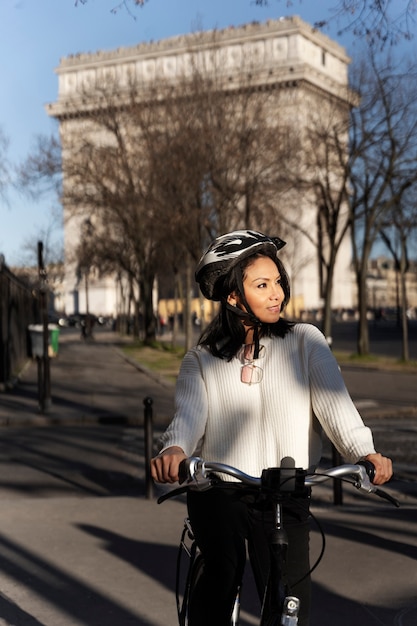 Donna in sella alla bicicletta in città in francia