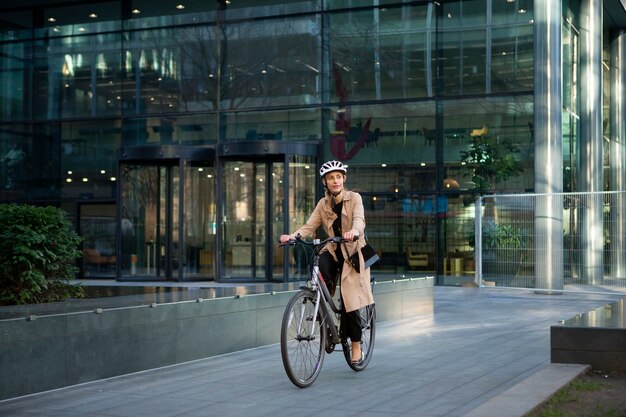 도시에서 자전거를 타는 여자