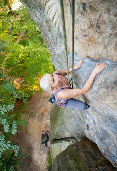여자 락 등산 바위 벽에 등산