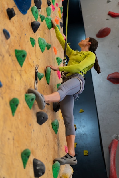 Foto gratuita donna arrampicata indoor nell'arena